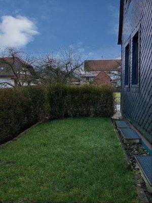 ...kleiner Hausgarten hinter dem Haus