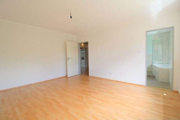 Schlafzimmer - Blick Richtung Bad  und Flur