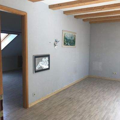 Wohnzimmer DG Durchgang Schlafzimmer.jpg