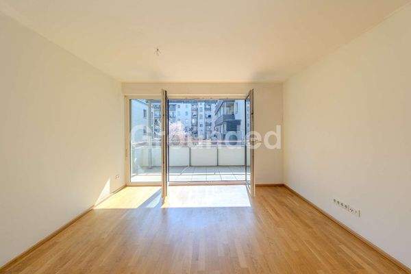 Wohn- und Esszimmer offener Balkon