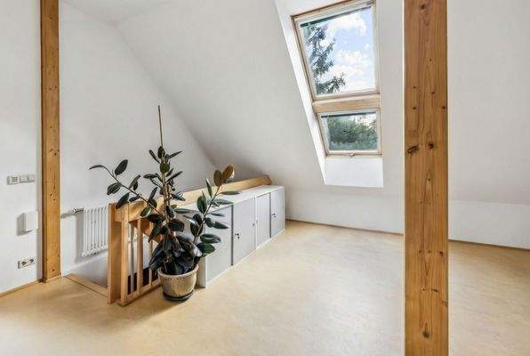 Großzügiges, lichtdurchflutetes Dachgeschoss