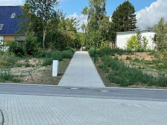 Rad- und Fußweg ins Dorf.jpg