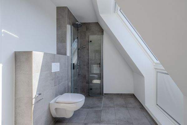 Tageslichtbad mit bodengleicher Dusche