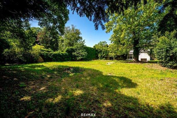 weitläufiger Garten