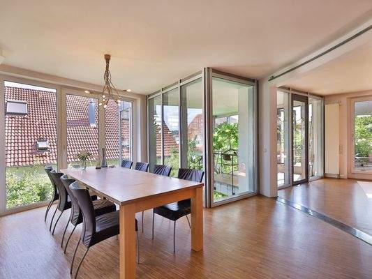 Lichtdurchfluteter Wohn-/Essbereich mit Wintergarten