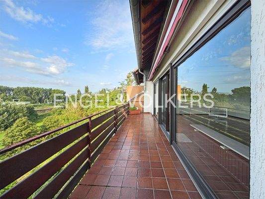 EG: Großzügiger Balkon 