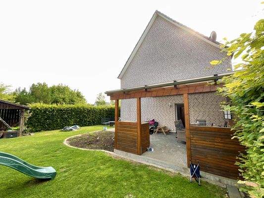 großzügige, überdachte Terrasse
