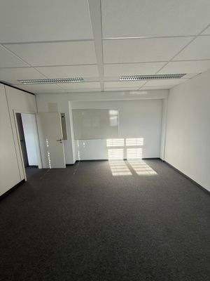 Leerer Büroraum mit Fenster