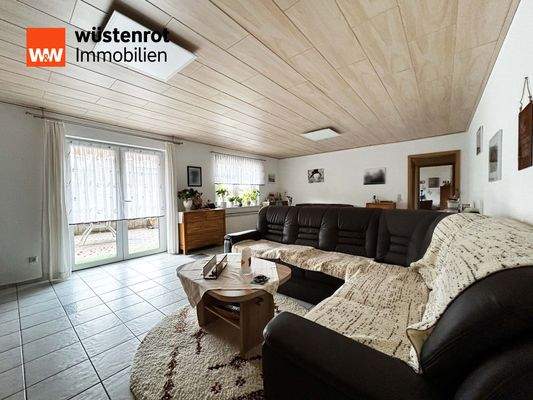 Einliegerwohnung: Helles Wohn- und Esszimmer mit Terrassenzugang