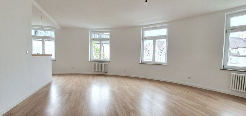 Apartes Wohnzimmer mit offener Küche