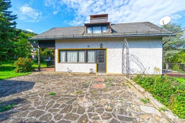 Hausansicht mit Vorplatz und Eingang