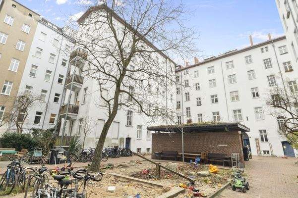 Hofansicht mit Vorderhaus und Seitenflügel