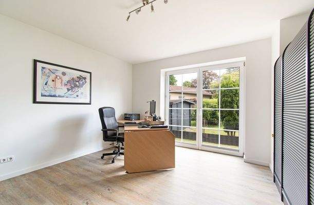 Großes Arbeits- oder Gästezimmer