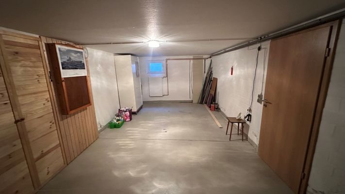 Keller (zusätzlich weiterer Raum hinter der Holztür)