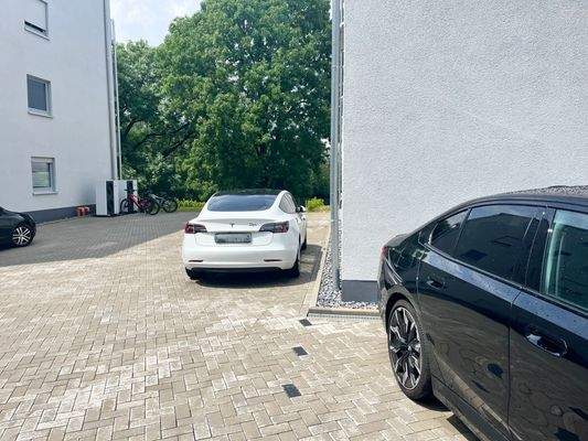 KFZ Stellplatz vor dem Haus