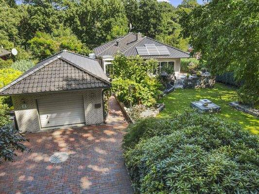 Hausansicht von der Einfahrt