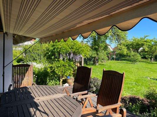 Terrasse mit Blick zum Garten