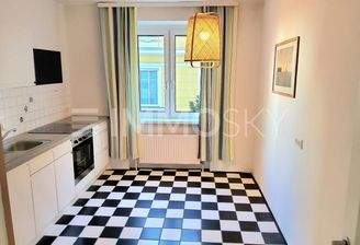 Gepflegte Küche mit Essnische 