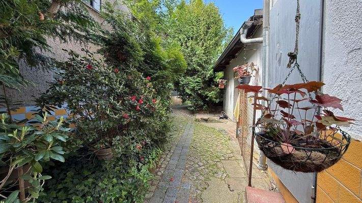 Hofbereich mit Zugang zum Garten