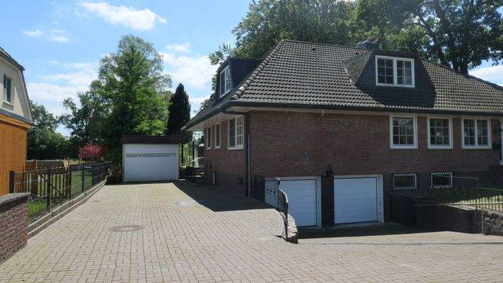 Aussenansicht Carport und Tiefgarage