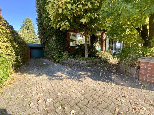 Garageneinfahrt mit zusätzlichem Stellplatz