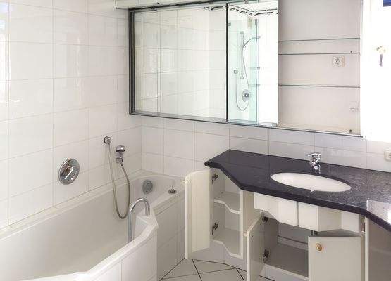 Bad mit Dusche und Wanne.