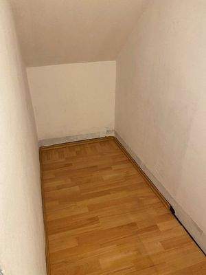  Abstellfläche unter der Treppe