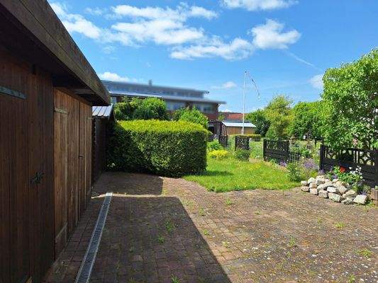 Rückwärtige Seite mit Rasenfläche