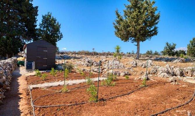 Kreta, Xirosterni: Ruhiges Anwesen in der Nähe des Strandes zu verkaufen
