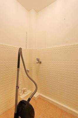 Abstellraum mit Waschmaschinenanschluss