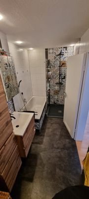 Badezimmer mit Wanne und Dusche