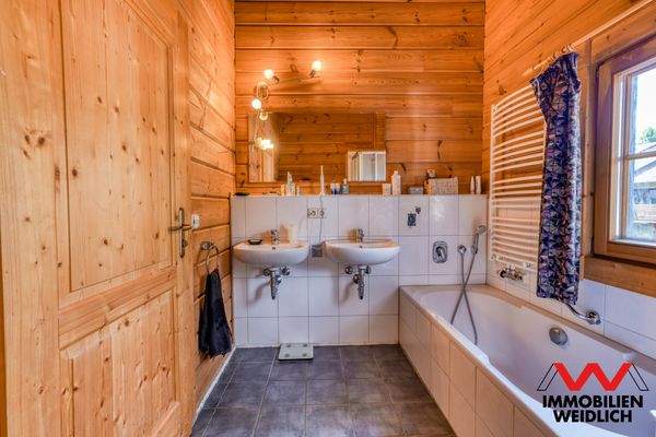 Bad im Obergeschoss mit Wanne und Dusche