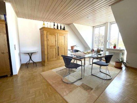 Wohn-/Esszimmer mit Zugang zum Balkon