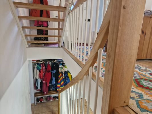 offene Treppenlösung mit Blick ins moderne Untergeschoss