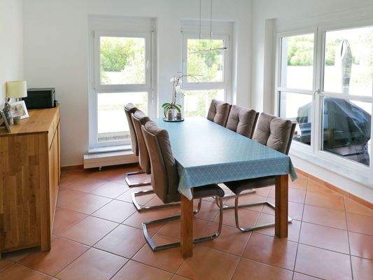 Lichtdurchfluteter Essbereich