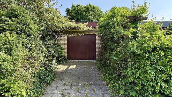 Garage und Stellplatz