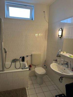 Helles Badezimmer mit Fenster