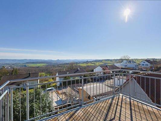 Schöner, sonniger Balkon mit traumhafter Aussicht