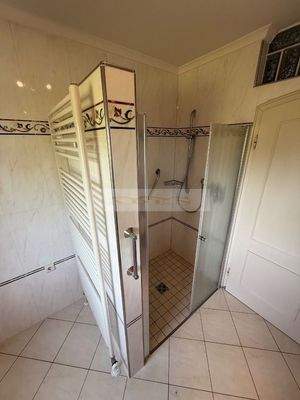 Großes Bad mit Dusche und Fenster