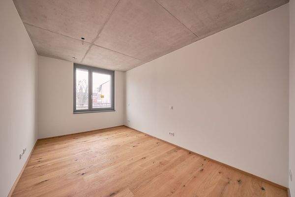 Schlafzimmer mit Blick zum Fenster - HERDERGÄRTEN 1.2.7