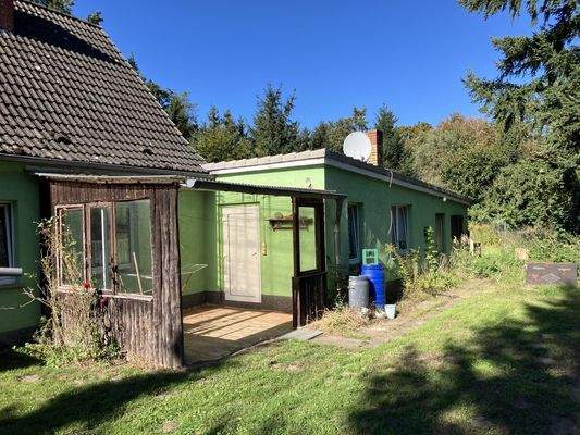 Rückseite mit Anbau und Terrasse