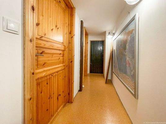 OG: Flur zu den Zimmern und dem Dachboden (Ausbaureserve)