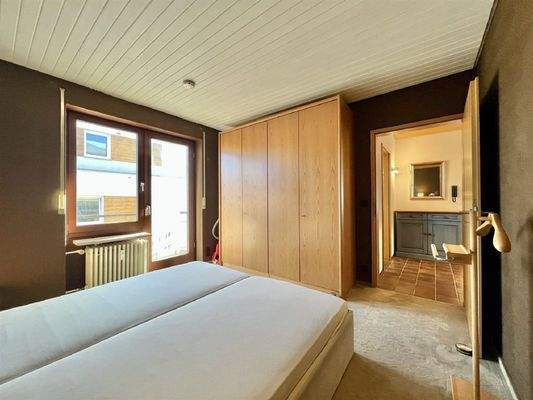 Freundliches Schlafzimmer mit kleinem Balkon