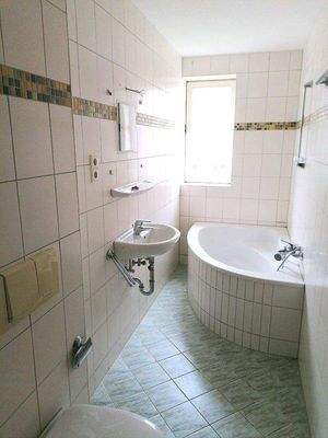 Bad mit Eckwanne und Fenster (Foto aus baugleicher