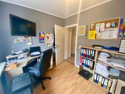 17/ Erdgeschoss: Flexibel Kinder-/Arbeits-/Gäste- oder Hobbyzimmer.