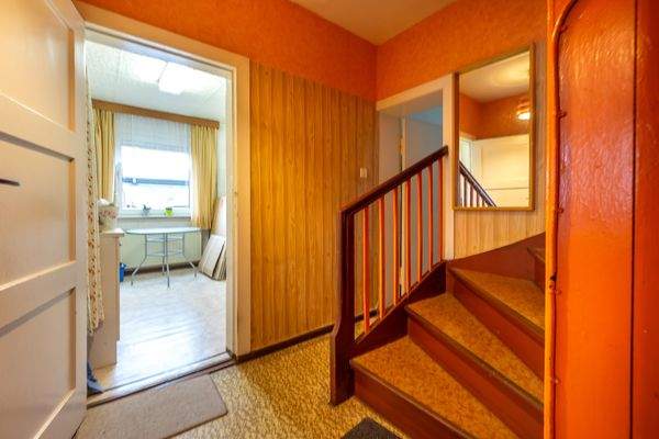 EG Flur mit Treppe zum DG