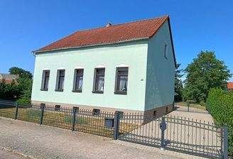 Wohnhaus Vorderseite mit Zufahrt!