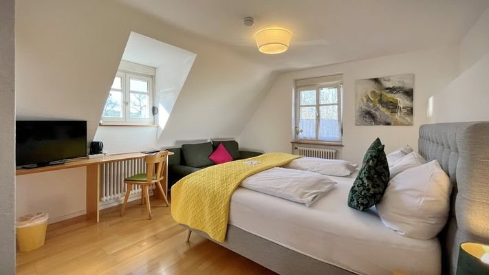 Die Hotelzimmer verfügen über TVs, Haartrockner und geschmackvolles Dekor