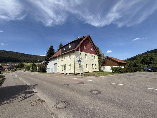 Großzügiges Wohnhaus mit Schuppen und sep. Garagen