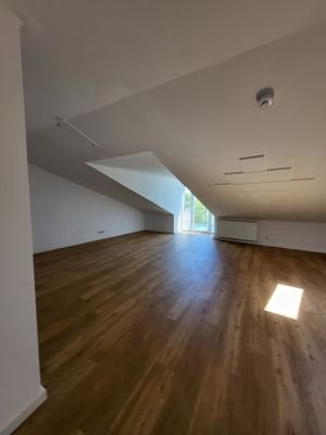 Wohnzimmer 5 links Blick zum Balkon.jpg
